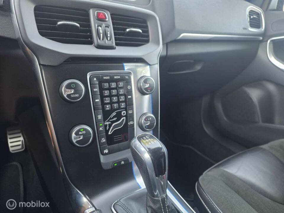 Imagen 26/42 de Volvo V40 D4 R-Design (2014)