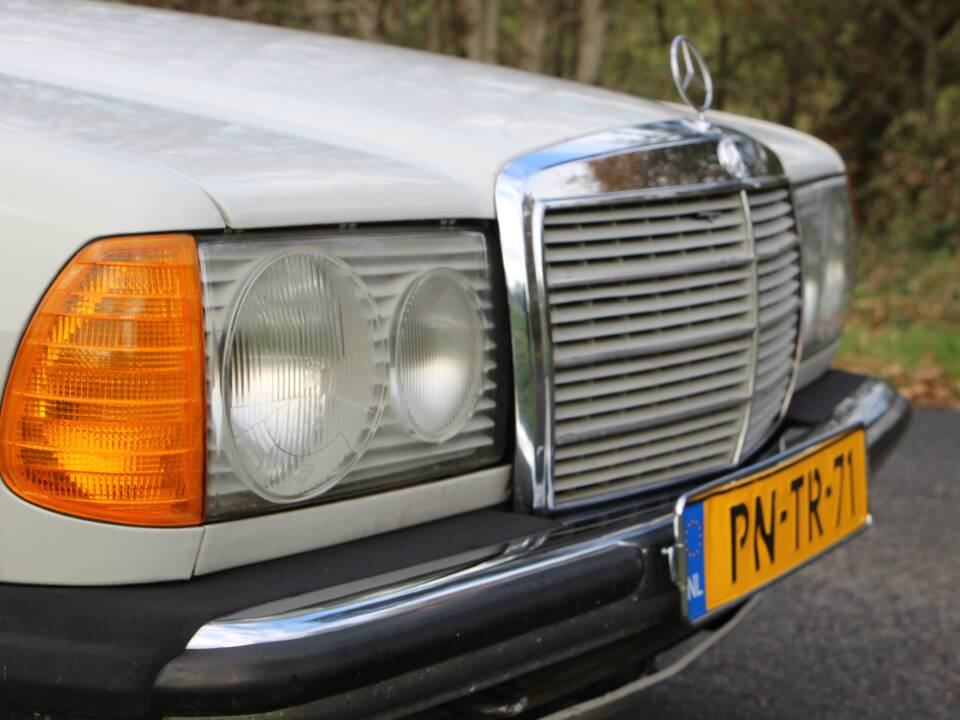 Image 4/22 of Mercedes-Benz 200 (1978)