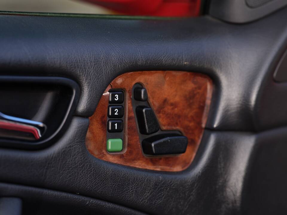 Image 27/43 of Mercedes-Benz CLK 320 (1999)
