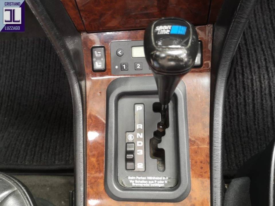 Image 28/50 of Mercedes-Benz 300 CE-24 (1992)