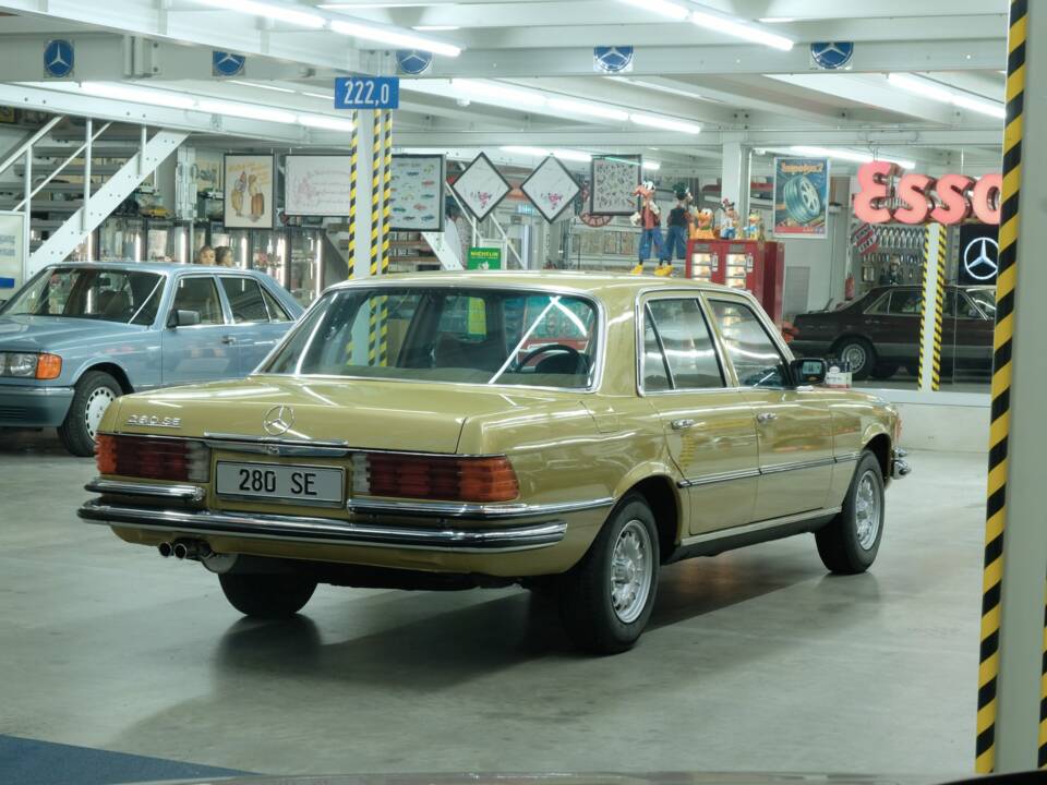 Image 11/50 de Mercedes-Benz 280 SE (1975)