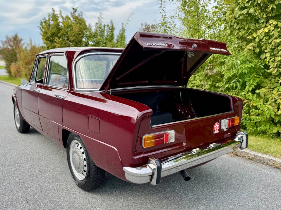 Image 19/24 of Alfa Romeo Giulia 1300 Super (1972)