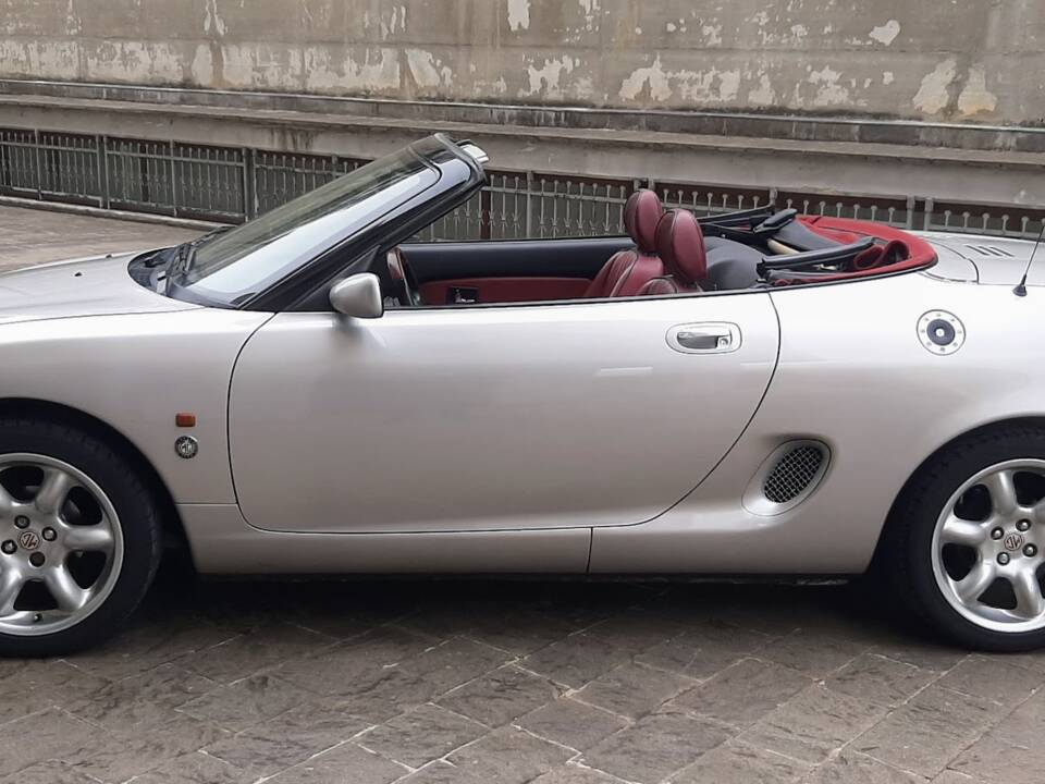 Immagine 4/50 di MG F 1.8i VVC 75 LE "75th Anniversary" (1999)