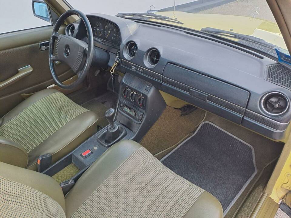 Bild 30/49 von Mercedes-Benz 200 (1979)