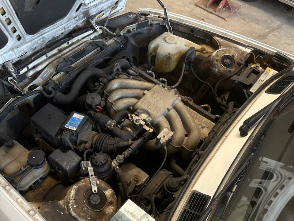 Image 12/29 of BMW 320i (1988)
