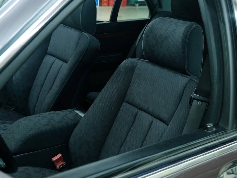 Bild 28/50 von Mercedes-Benz 400 SE (1991)