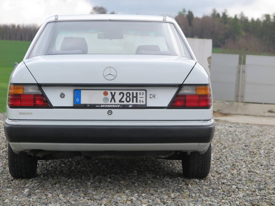 Bild 27/71 von Mercedes-Benz 300 E 4-Matic (1990)