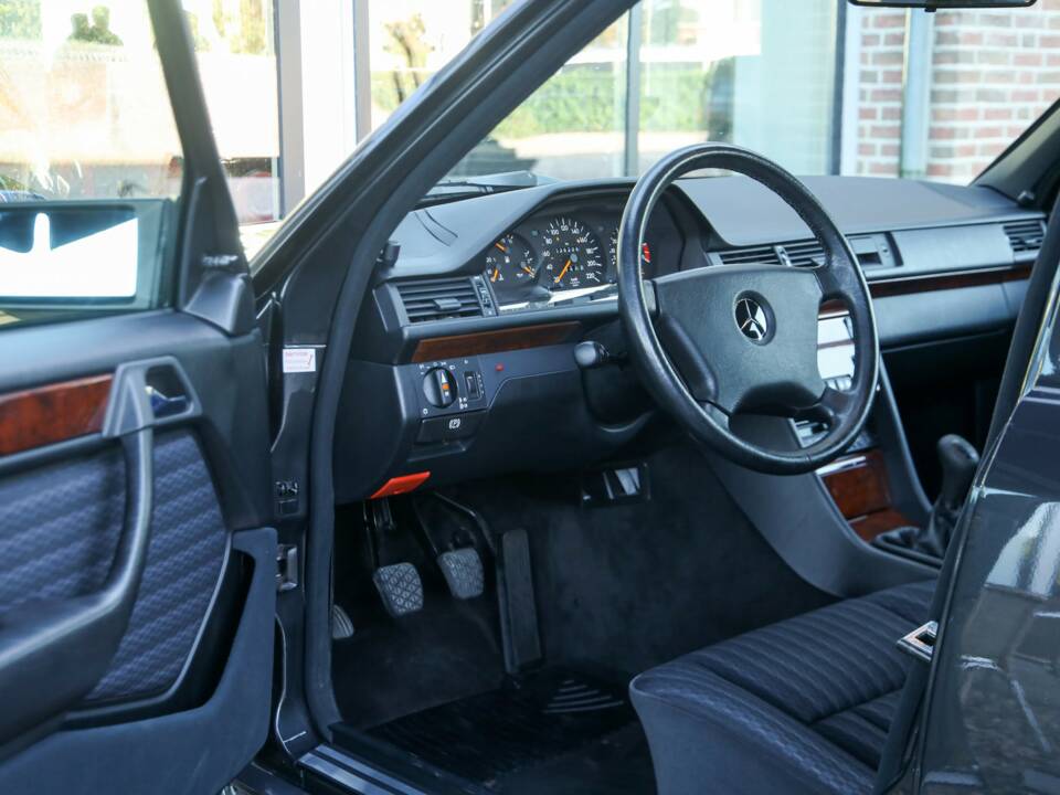 Image 20/50 of Mercedes-Benz 200 E (1992)