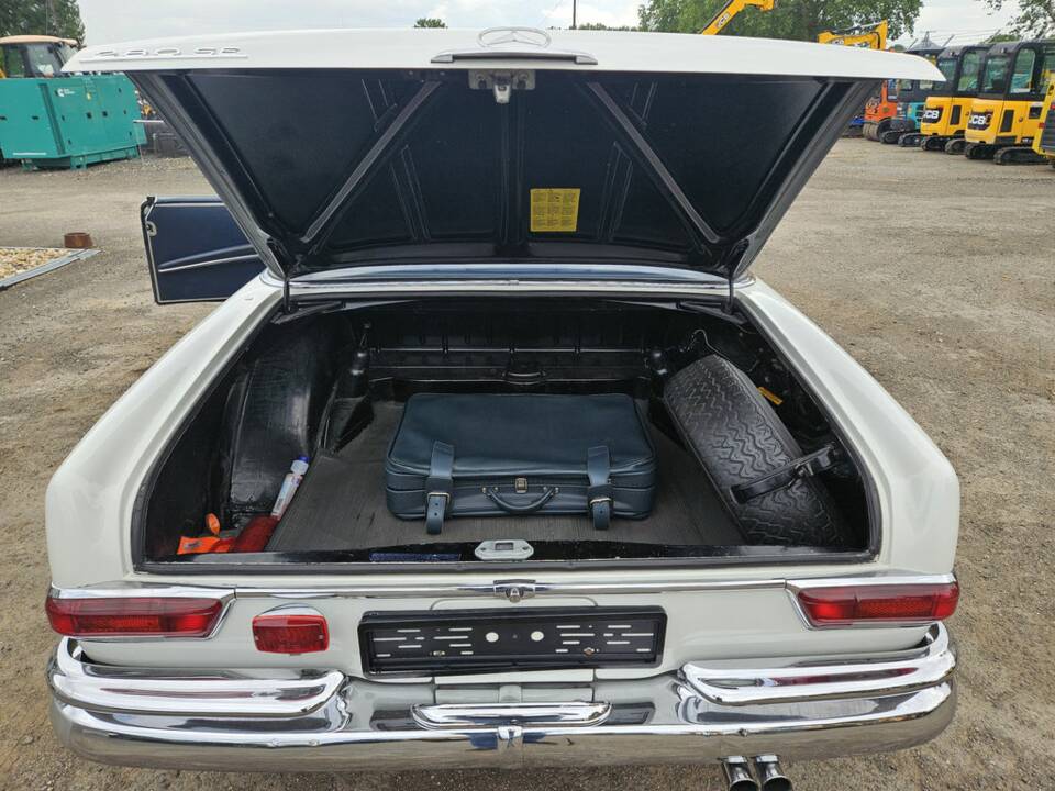 Image 8/8 of Mercedes-Benz 250 SE (1965)