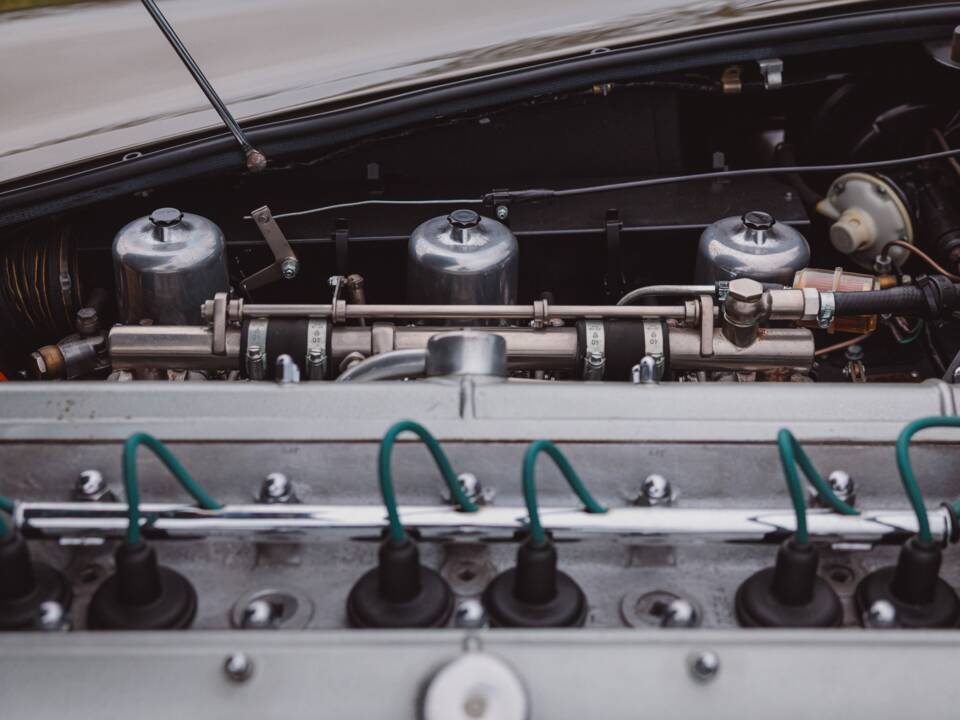 Image 40/99 of Aston Martin DB 6 Volante (1968)