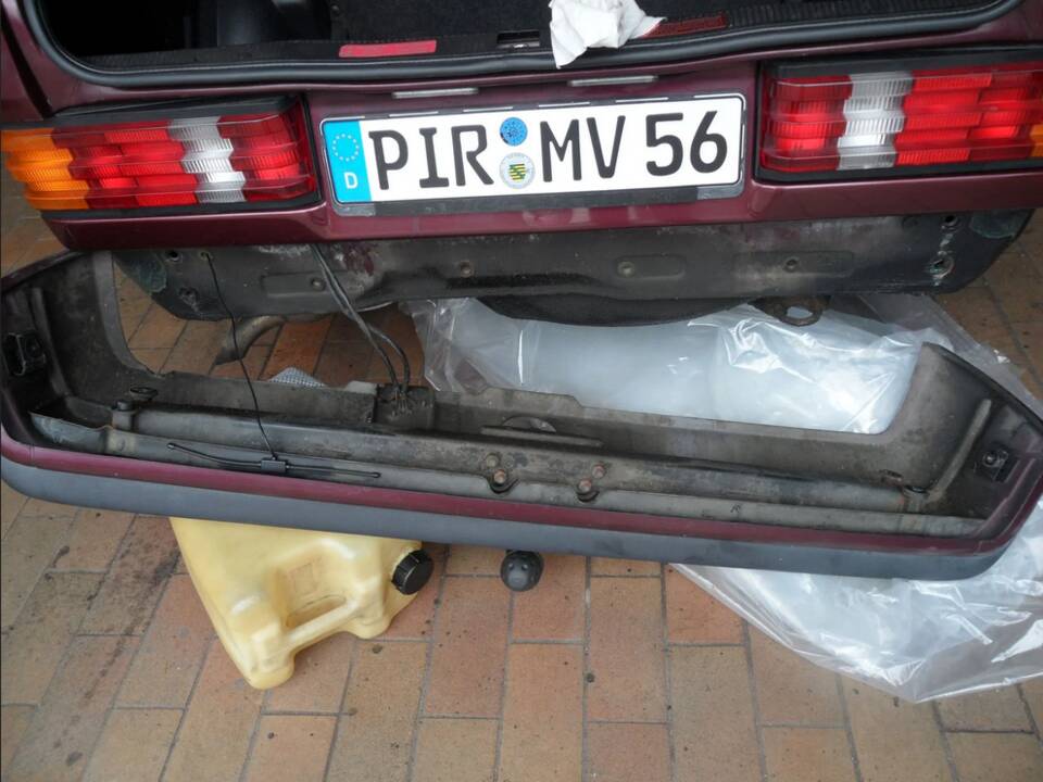 Image 125/137 of Mercedes-Benz 190 E 1.8 Avantgarde &quot;Rosso&quot; (1992)