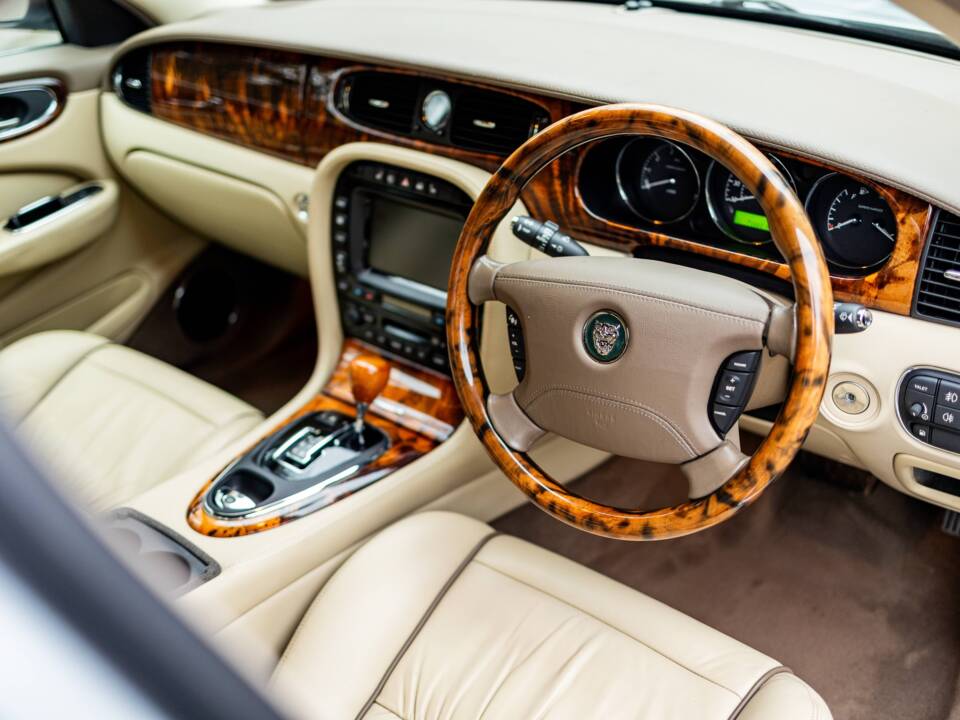 Bild 5/8 von Jaguar XJ 8 4.2 (2006)