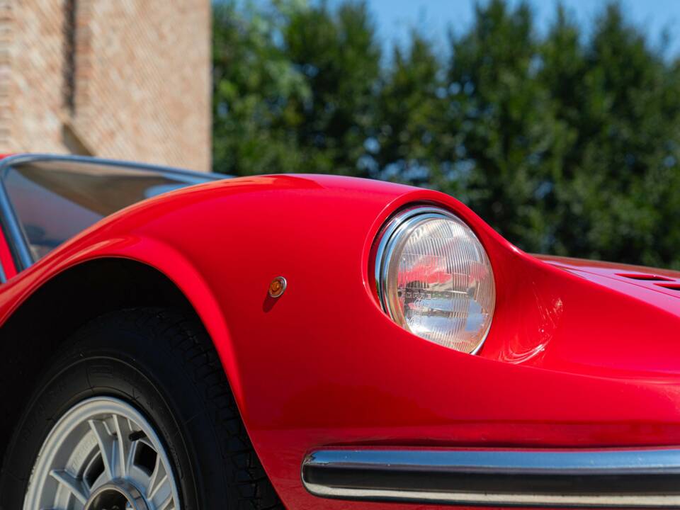Image 12/50 de Ferrari Dino 246 GT (1971)