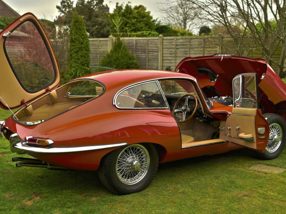 Image 14/50 de Jaguar E-Type (1968)