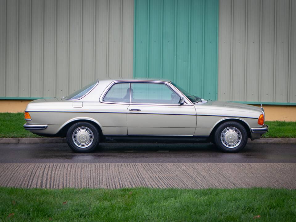 Image 4/30 de Mercedes-Benz 280 CE (1980)