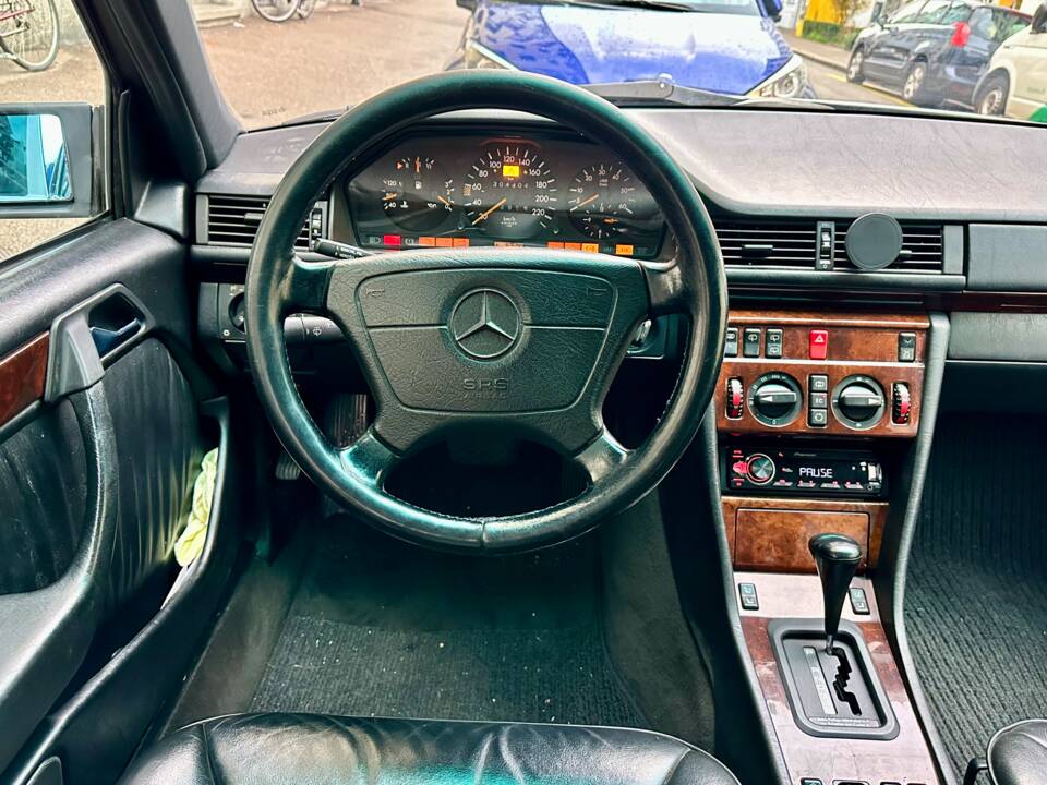 Image 8/11 of Mercedes-Benz E 300 Turbodiesel T (1996)