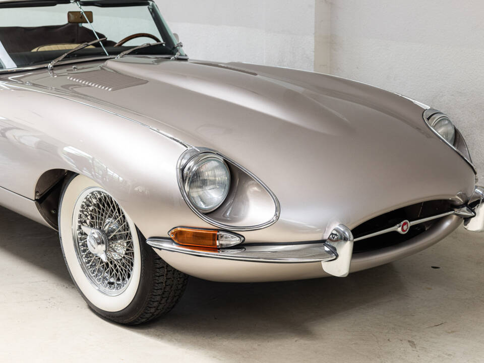 Image 27/37 de Jaguar E-Type (1968)