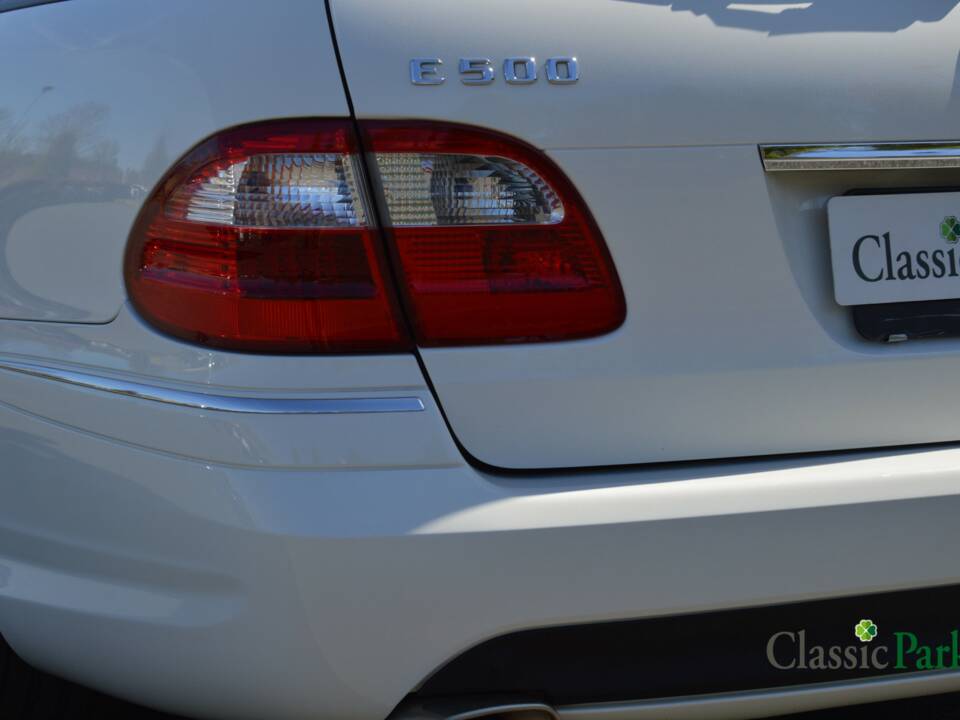 Image 48/50 of Mercedes-Benz E 500 T (2004)