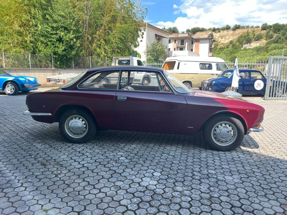 Image 6/17 de Alfa Romeo Giulia GT 1300 Junior (1972)