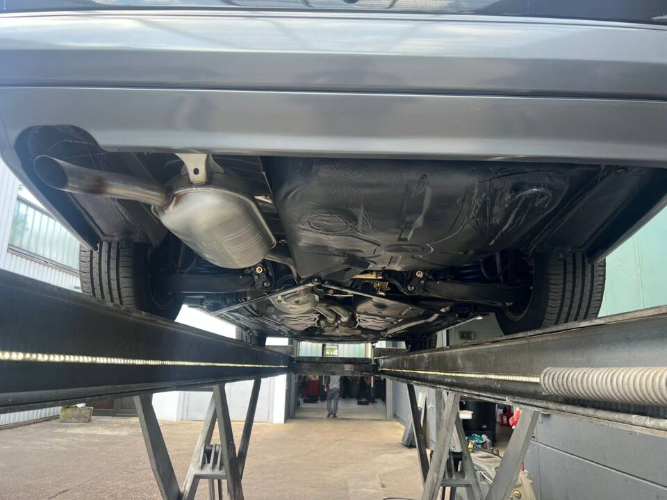 Image 22/22 of Mercedes-Benz E 220 (1993)