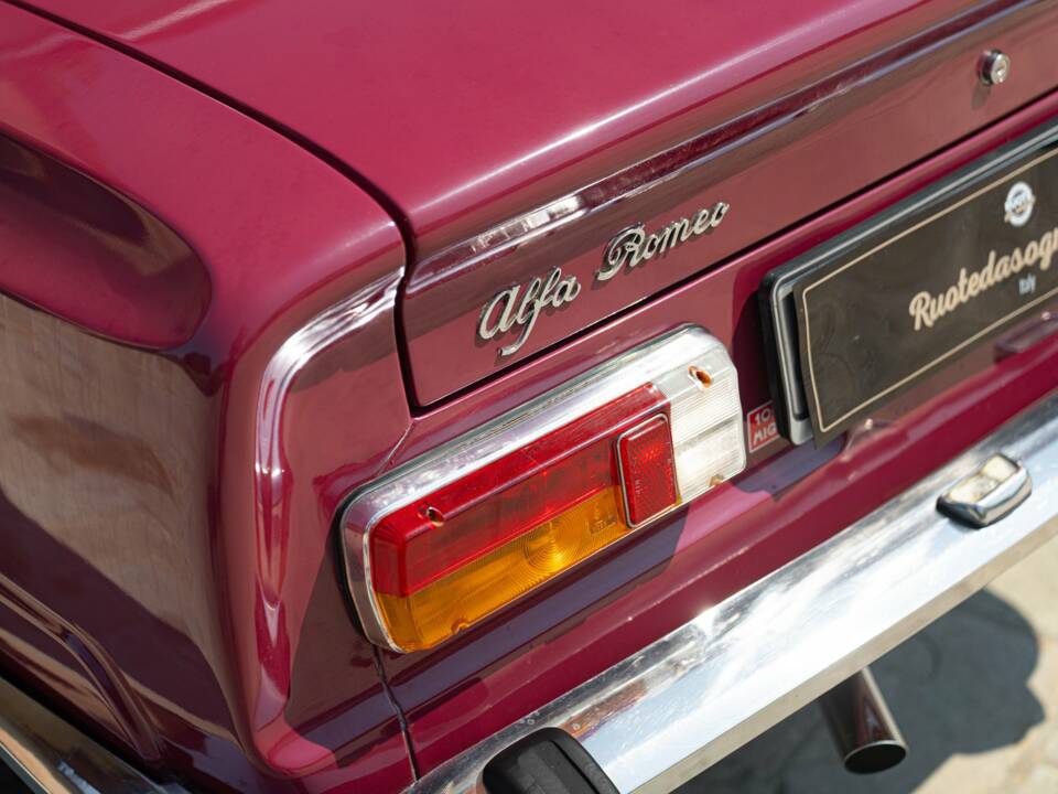 Image 13/50 of Alfa Romeo Giulia Nuova Super 1300 (1974)