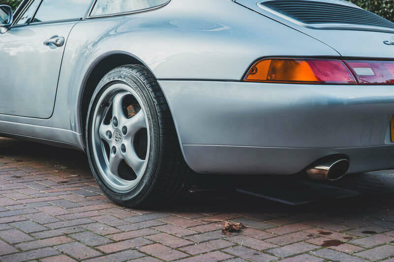 Image 21/50 of Porsche 911 Carrera (1994)