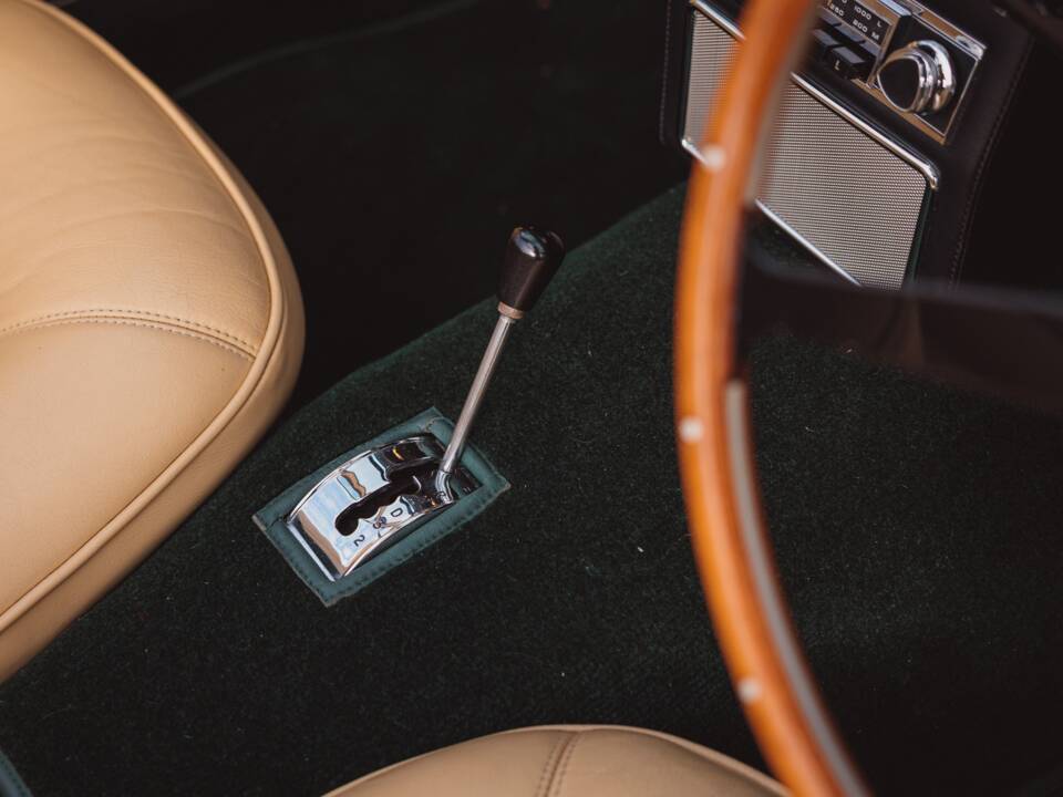 Image 79/99 of Aston Martin DB 6 Volante (1968)