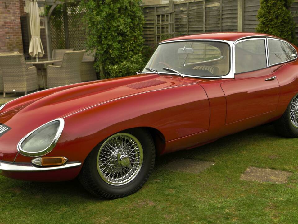 Image 5/50 de Jaguar E-Type (1968)