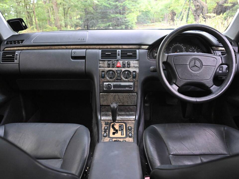 Image 40/50 of Mercedes-Benz E 320 (1998)
