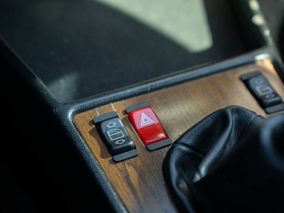 Imagen 45/50 de Mercedes-Benz 190 E (1988)