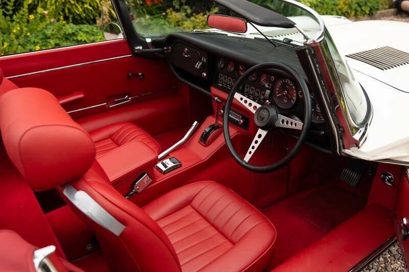Immagine 2/49 di Jaguar E-Type V12 (1973)