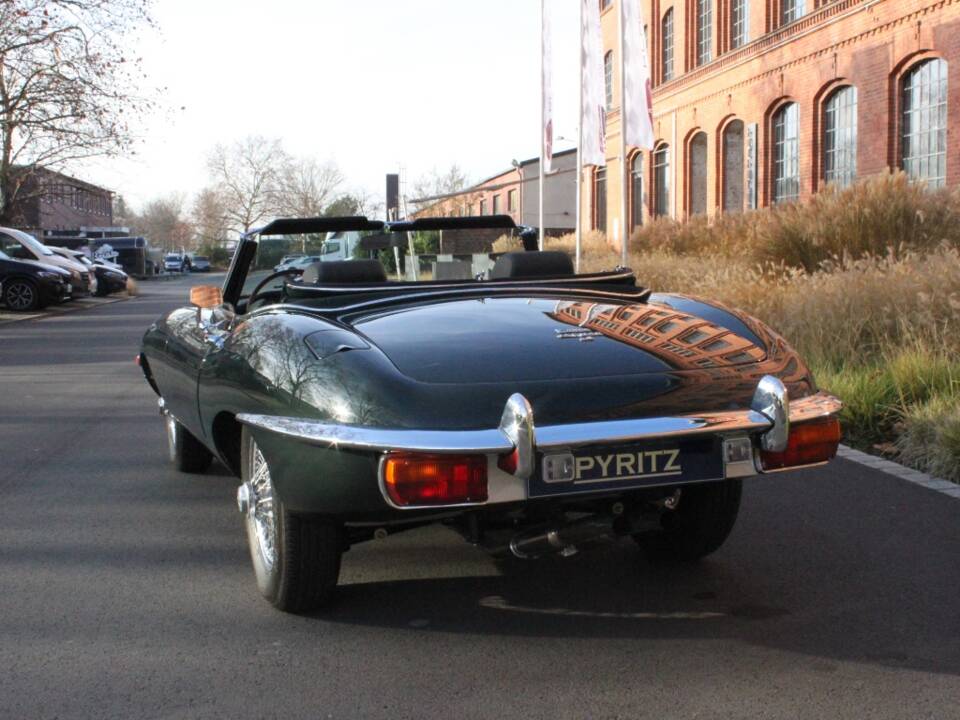 Image 20/21 de Jaguar E-Type (1969)