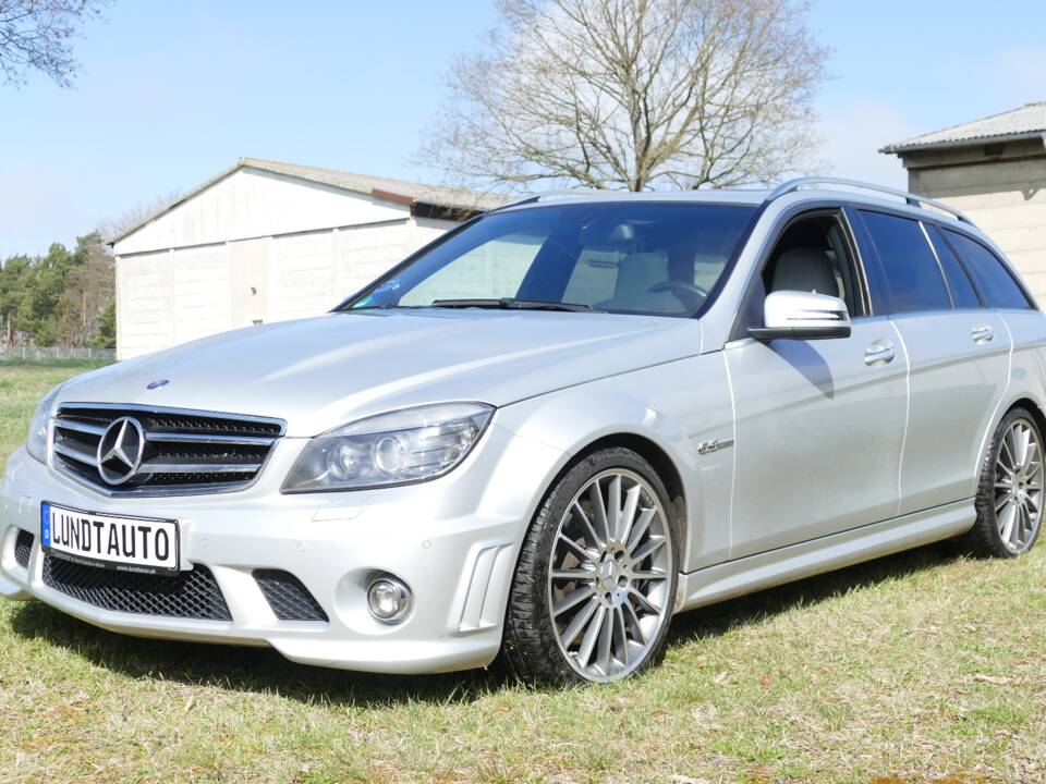 Imagen 8/18 de Mercedes-Benz C 63 AMG T (2010)