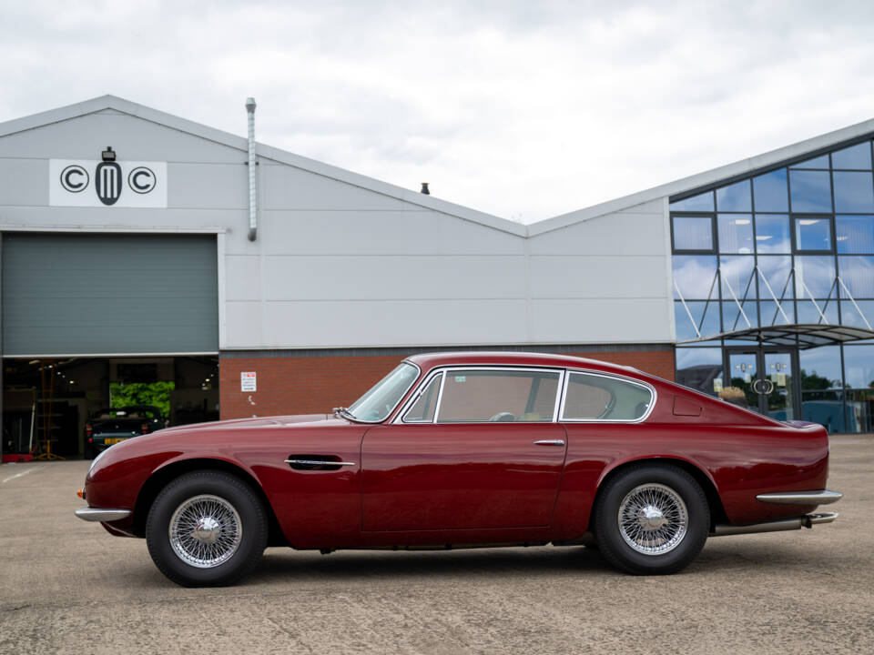 Image 2/14 of Aston Martin DB 6 Mk II (1970)