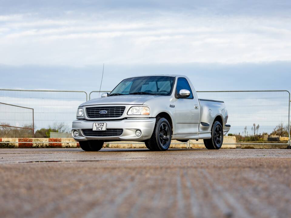 Image 10/50 of Ford F-150 SVT Lightning (2002)