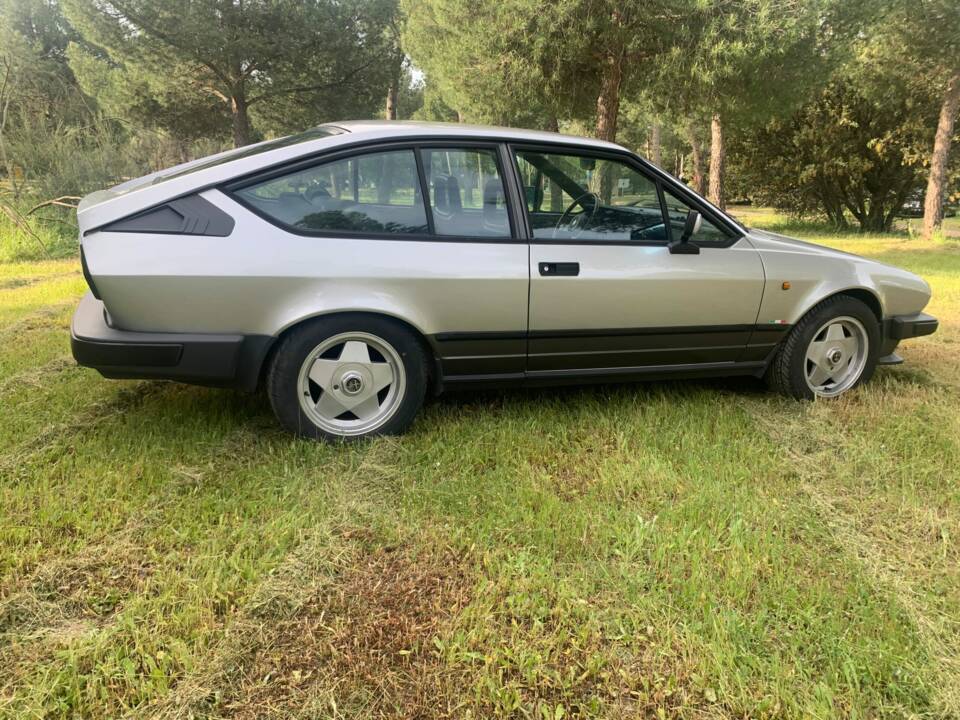 Bild 5/8 von Alfa Romeo GTV 2.0 (1984)
