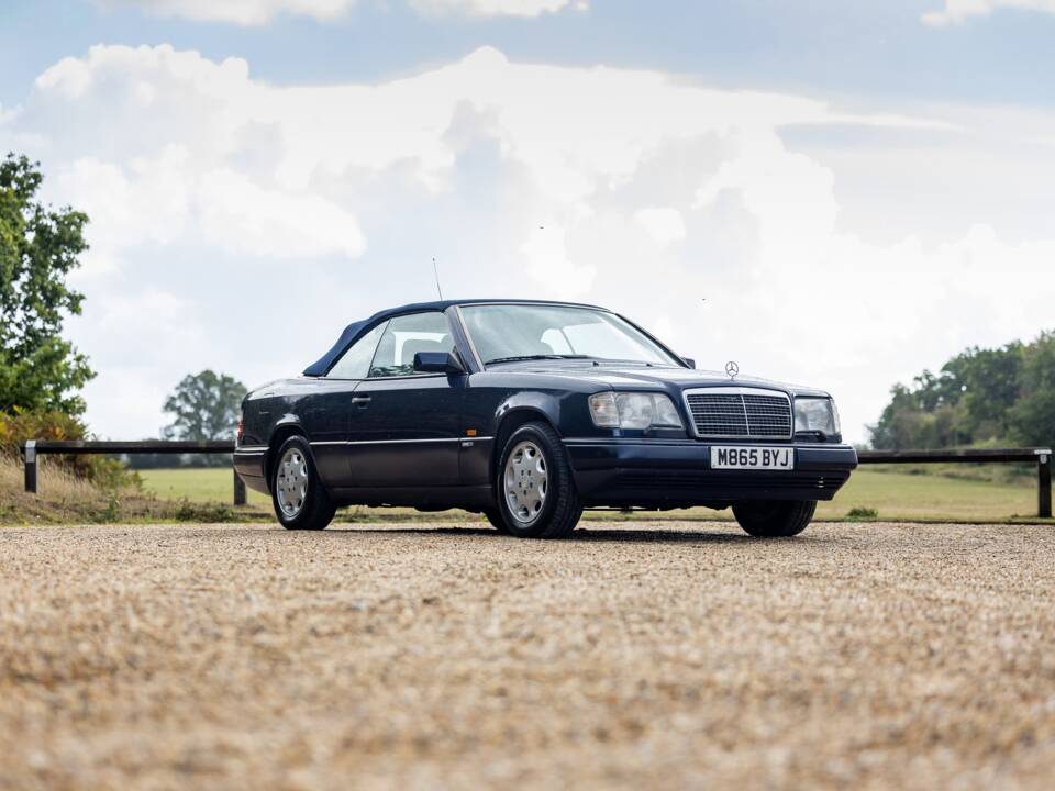 Bild 15/46 von Mercedes-Benz E 320 (1994)