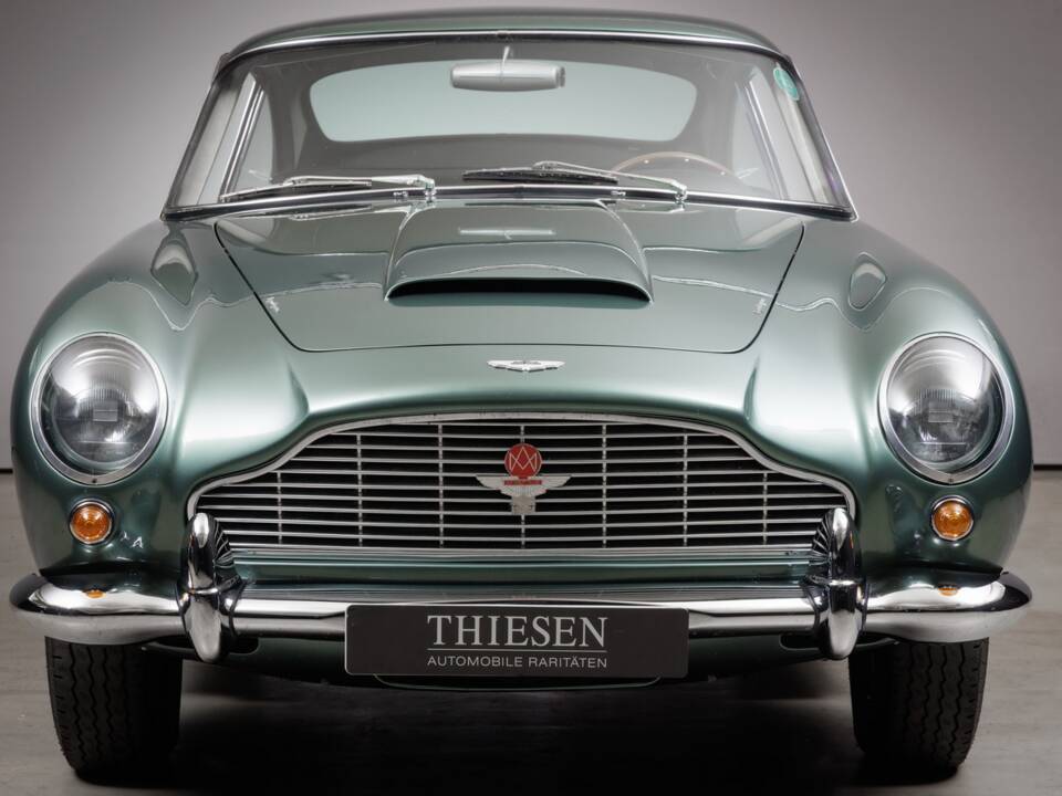 Image 2/26 de Aston Martin DB 4 Vantage (1962)