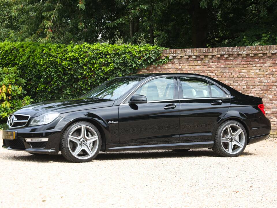 Image 12/50 of Mercedes-Benz C 63 AMG (2012)