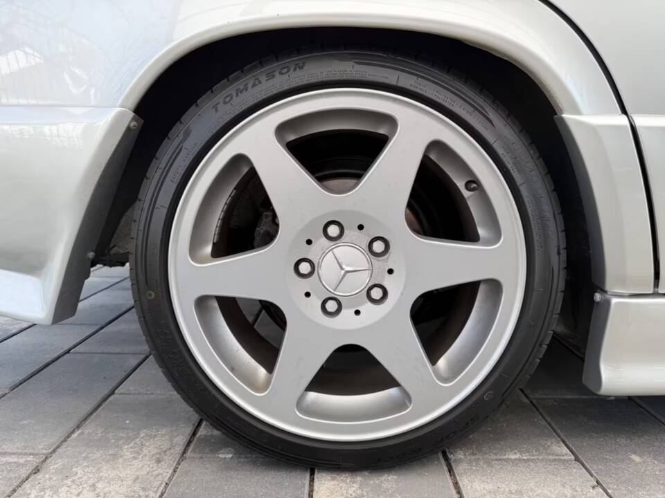 Immagine 7/49 di Mercedes-Benz 190 E (1990)