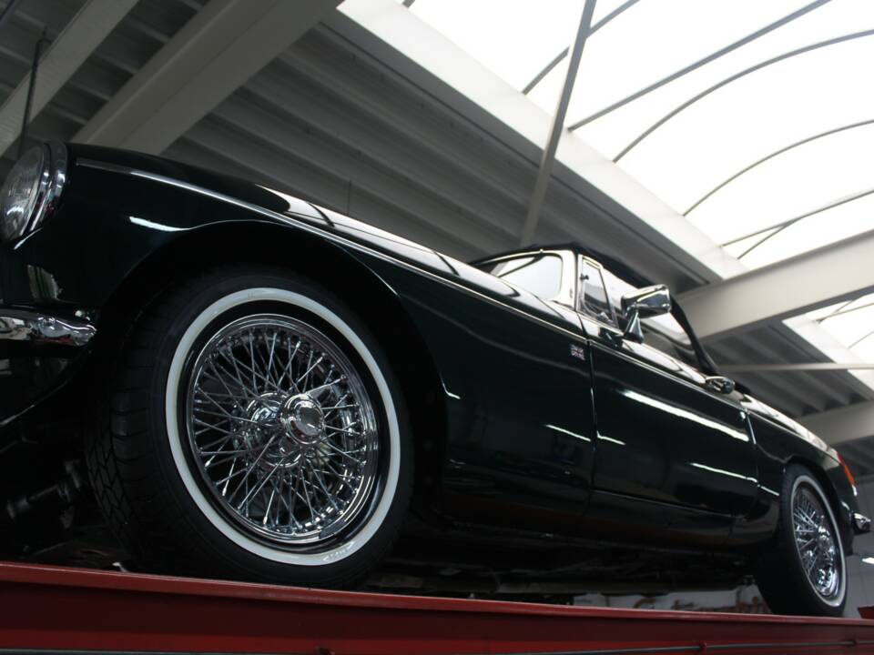Image 15/50 of MG MGB (1974)