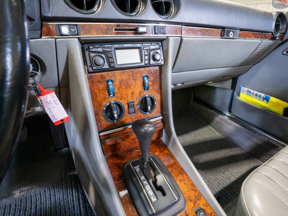 Image 16/32 of Mercedes-Benz 280 SL (1985)