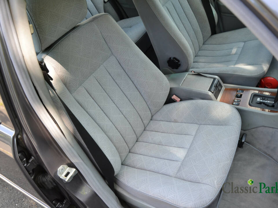 Bild 23/44 von Mercedes-Benz E 280 T (1994)
