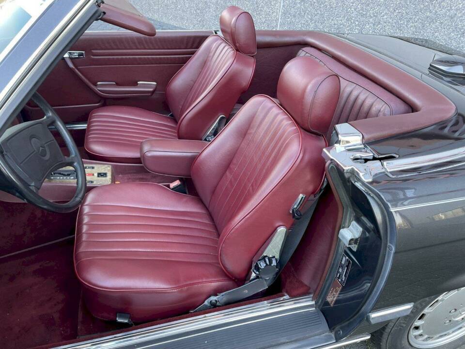 Image 19/32 de Mercedes-Benz 560 SL (1987)