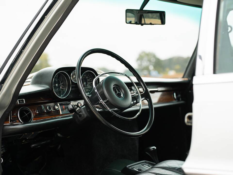 Image 34/50 of Mercedes-Benz 300 SEL 6.3 (1970)