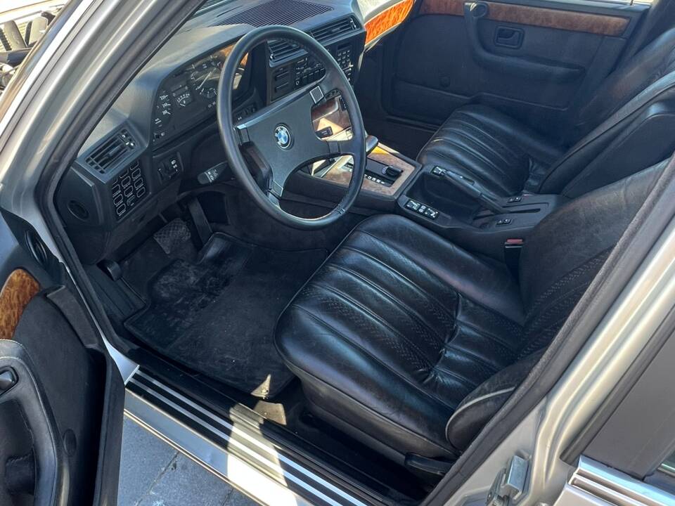 Image 21/36 of BMW 745i (1985)