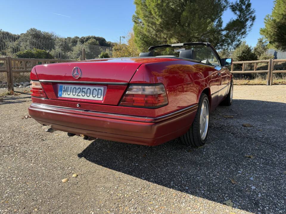 Bild 8/8 von Mercedes-Benz E 220 (1994)