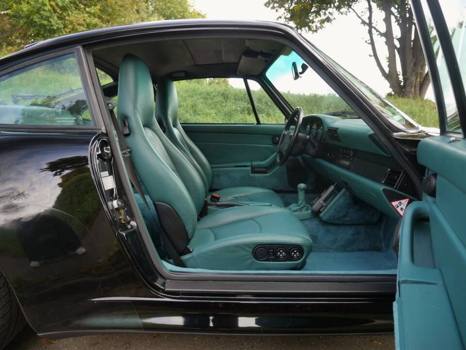 Image 25/36 de Porsche 911 Carrera 4S (1998)