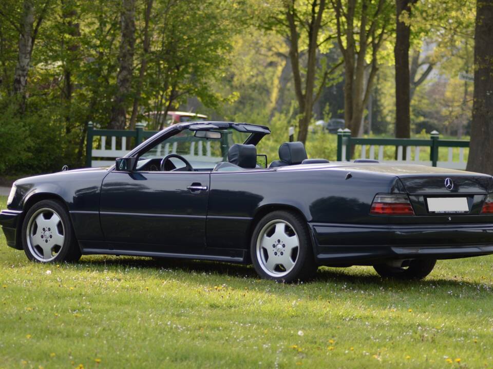 Image 6/22 of Mercedes-Benz 300 CE-24 (1993)