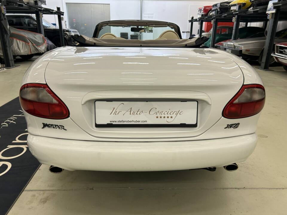 Immagine 6/28 di Jaguar XK8 4.0 (1997)